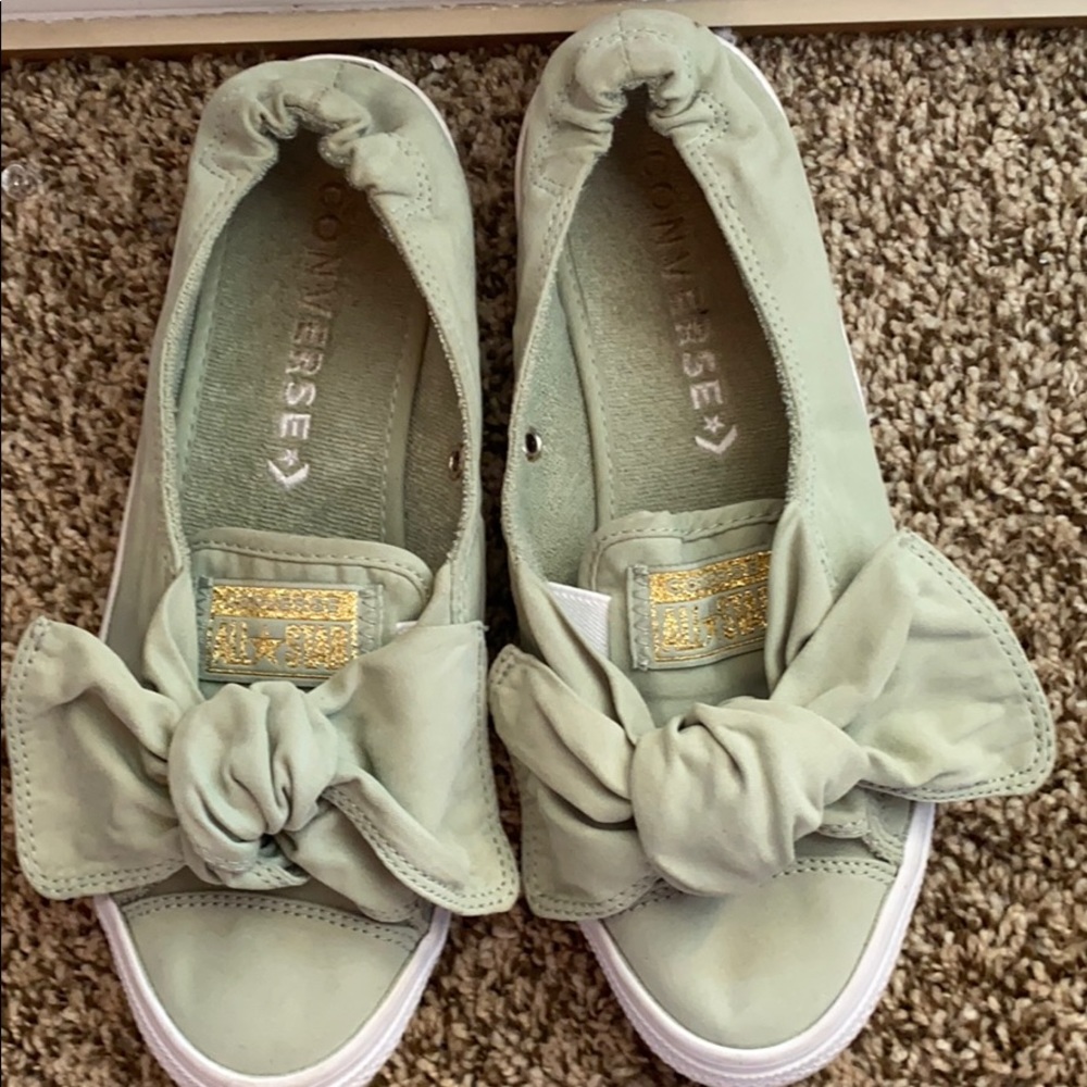 sage converse with bow